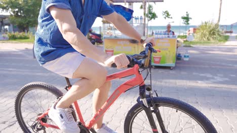 Junger-Mann,-Der-Im-Urlaub-Fahrrad-Fährt.